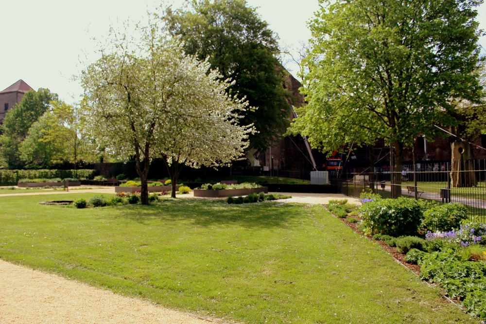 Der Staudengarten und die romanische Stiftskirche in Bad