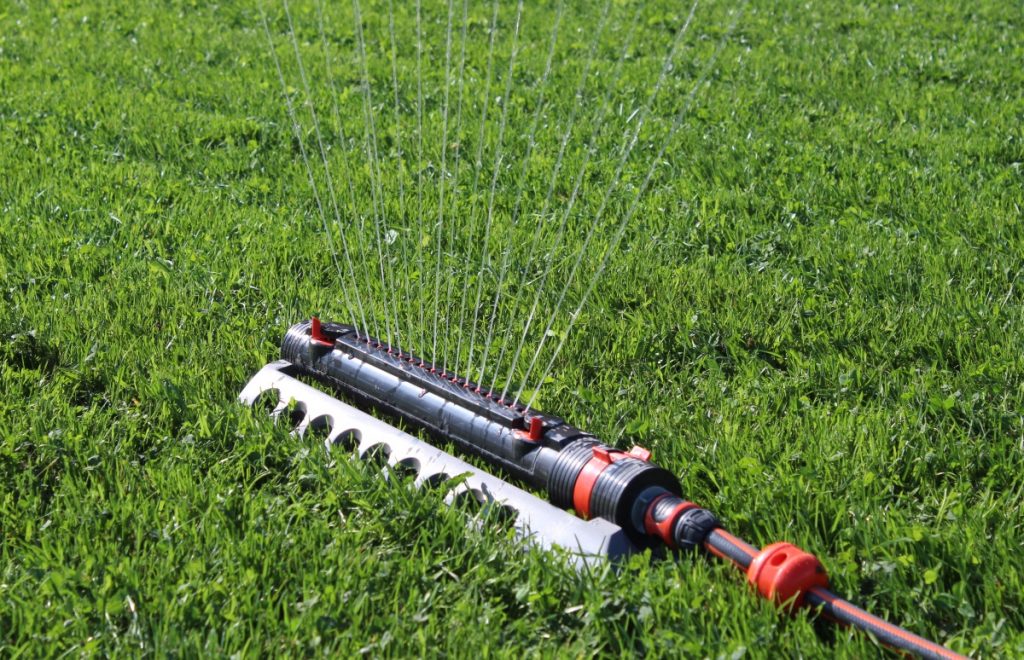 Rasen gießen mit einem Rasensprenger | Garten Wissen