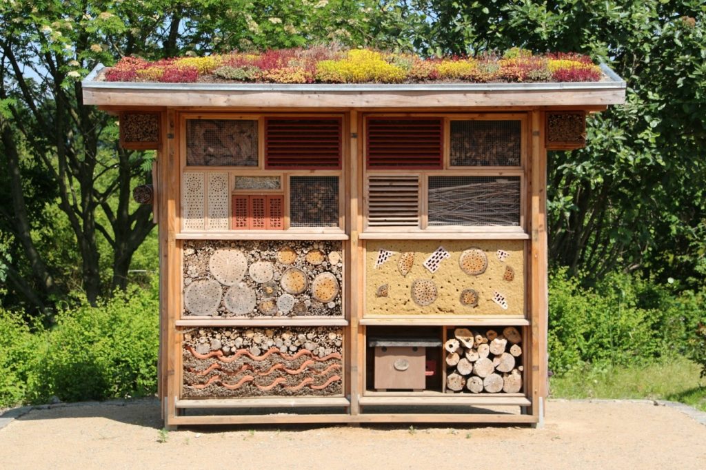 Insektenhotel als Geschenk für den Gärtner