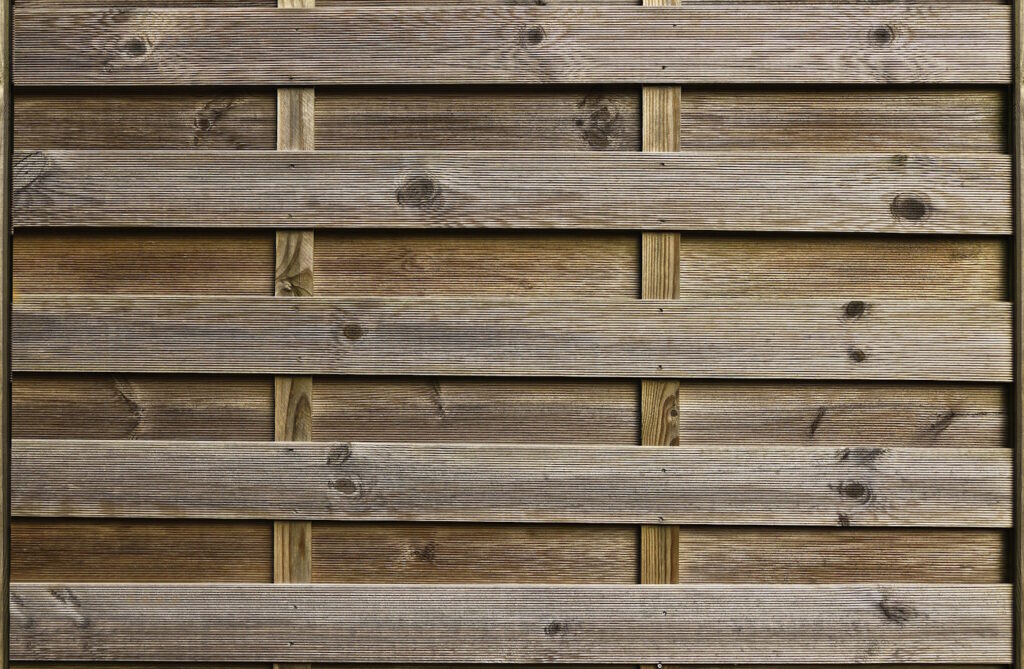 Das Foto zeigt eine Holzwand