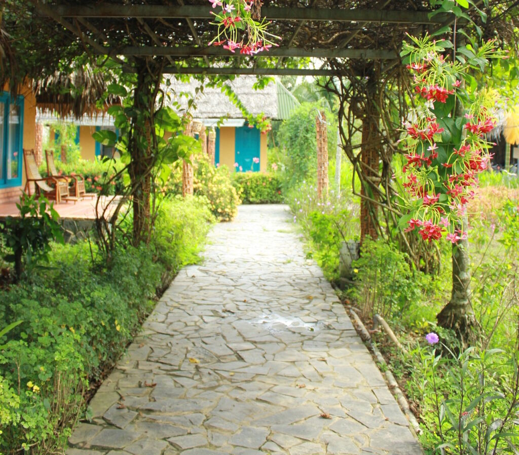 Das Foto zeigt einen Gartenweg