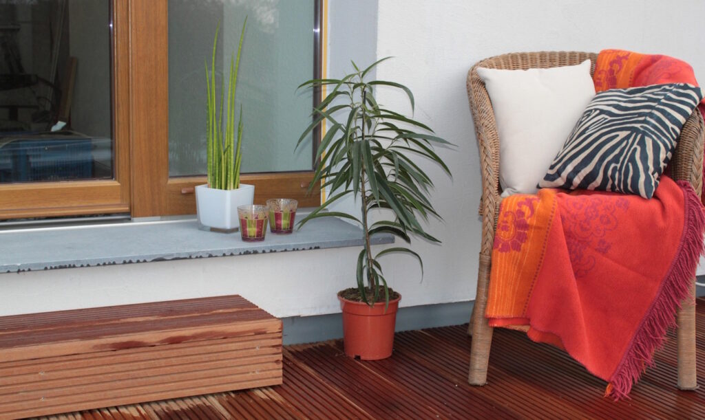 Das Foto zeigt Holzdielen auf der Terrasse