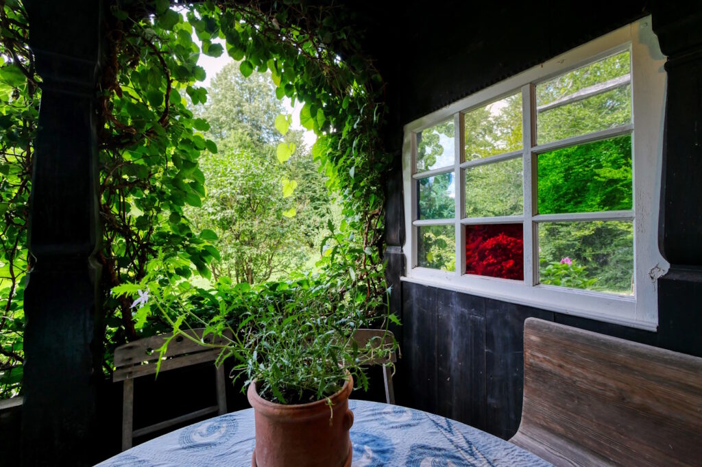 Das Foto zeigt eine Terrasse vor einem Gartenhaus