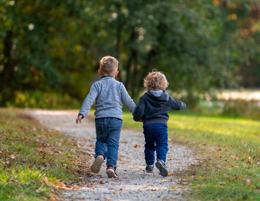Das Foto zeigt zwei Kinder die zusammen rennen
